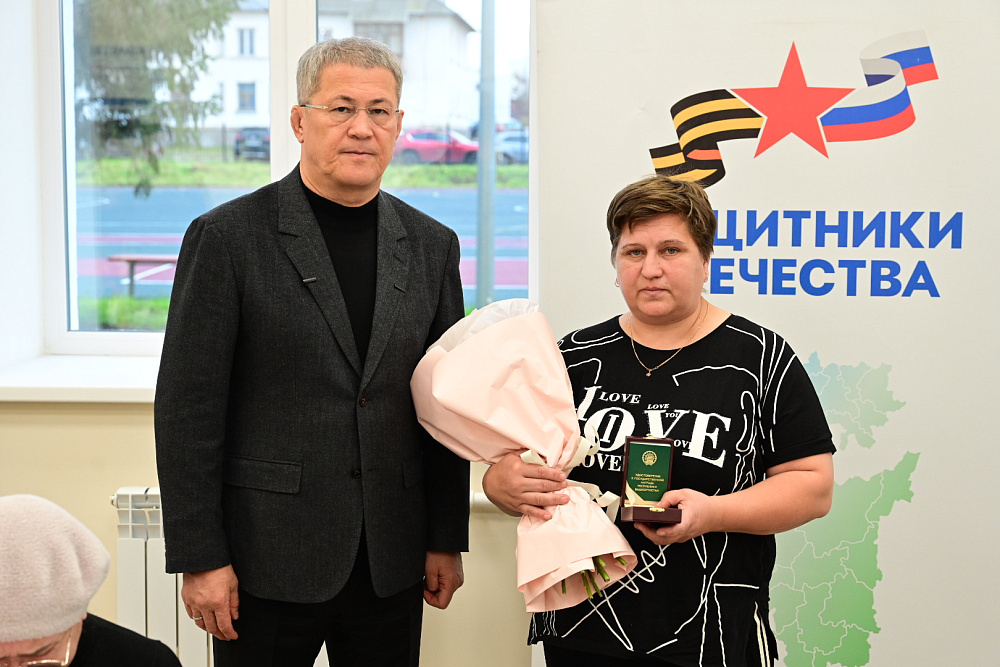 Глава Башкирии передал ордена Шаймуратова семьям погибших на СВО туймазинцев