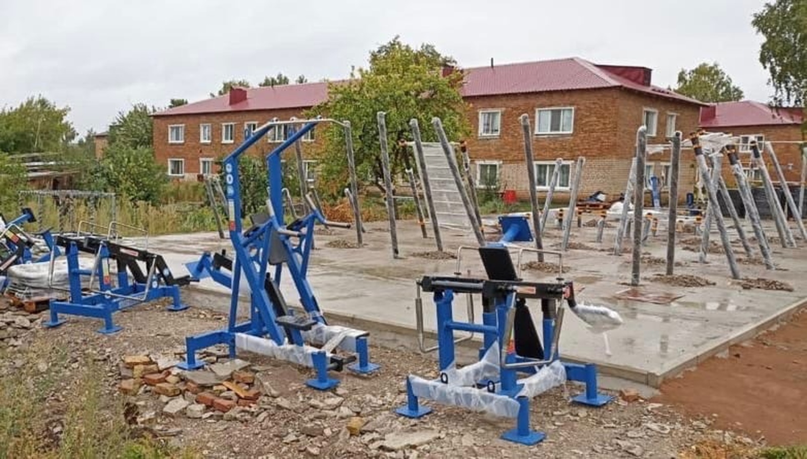 В Давлекановском районе продолжается строительство спортивной площадки ГТО