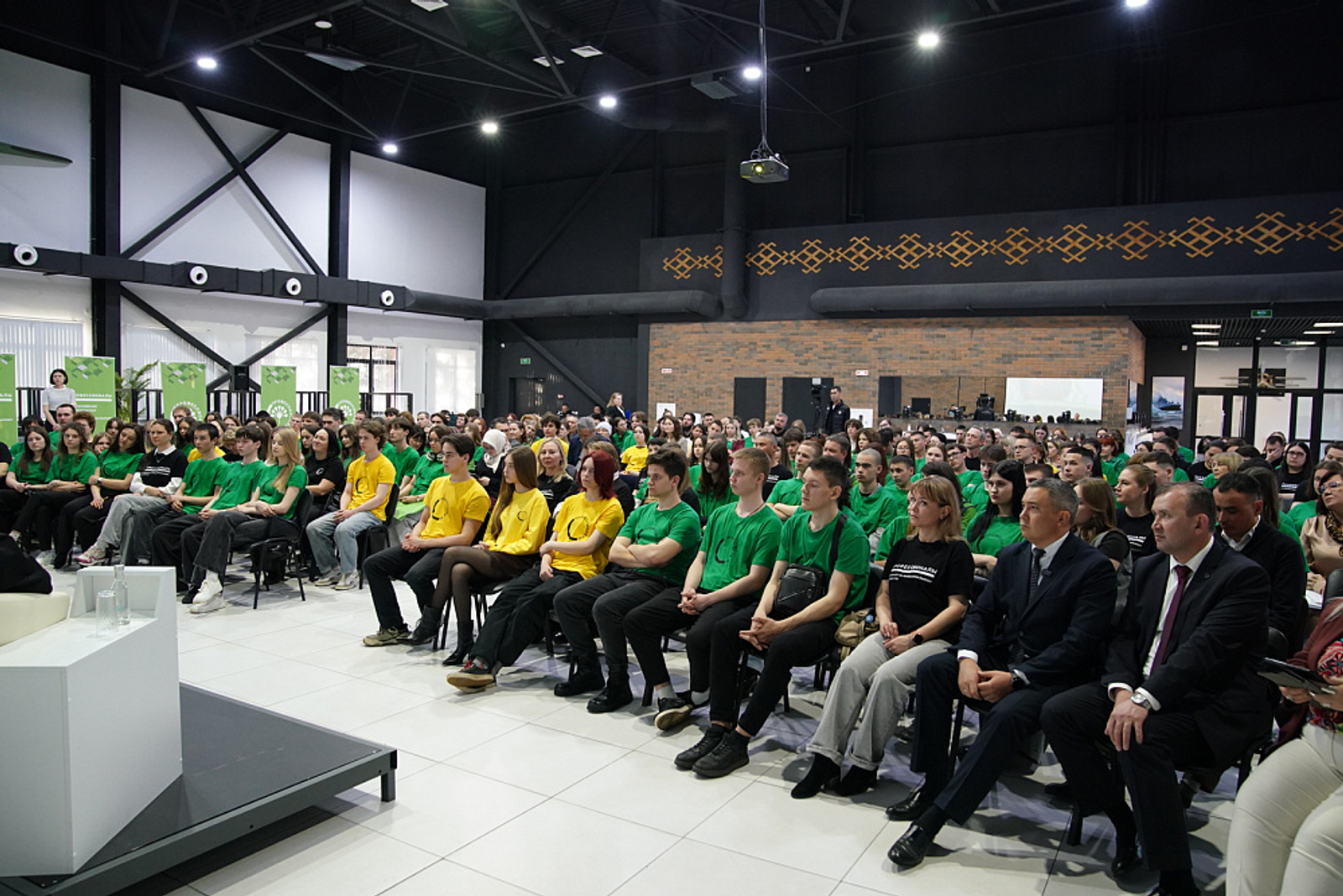 Глава Башкирии встретился со студентами колледжей