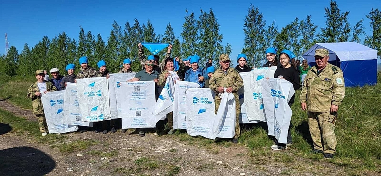 На берегу Аслыкуля убрались волонтёры