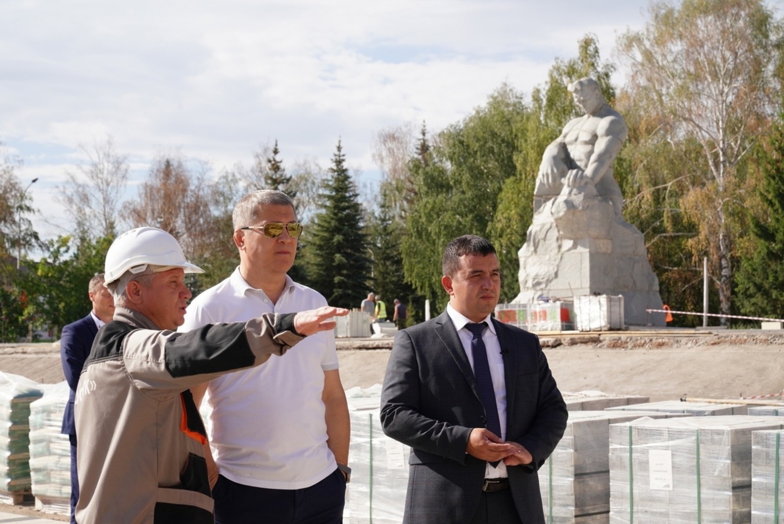 Радий Хабиров показал, как проходит реконструкция площади Первооткрывателей башкирской нефти