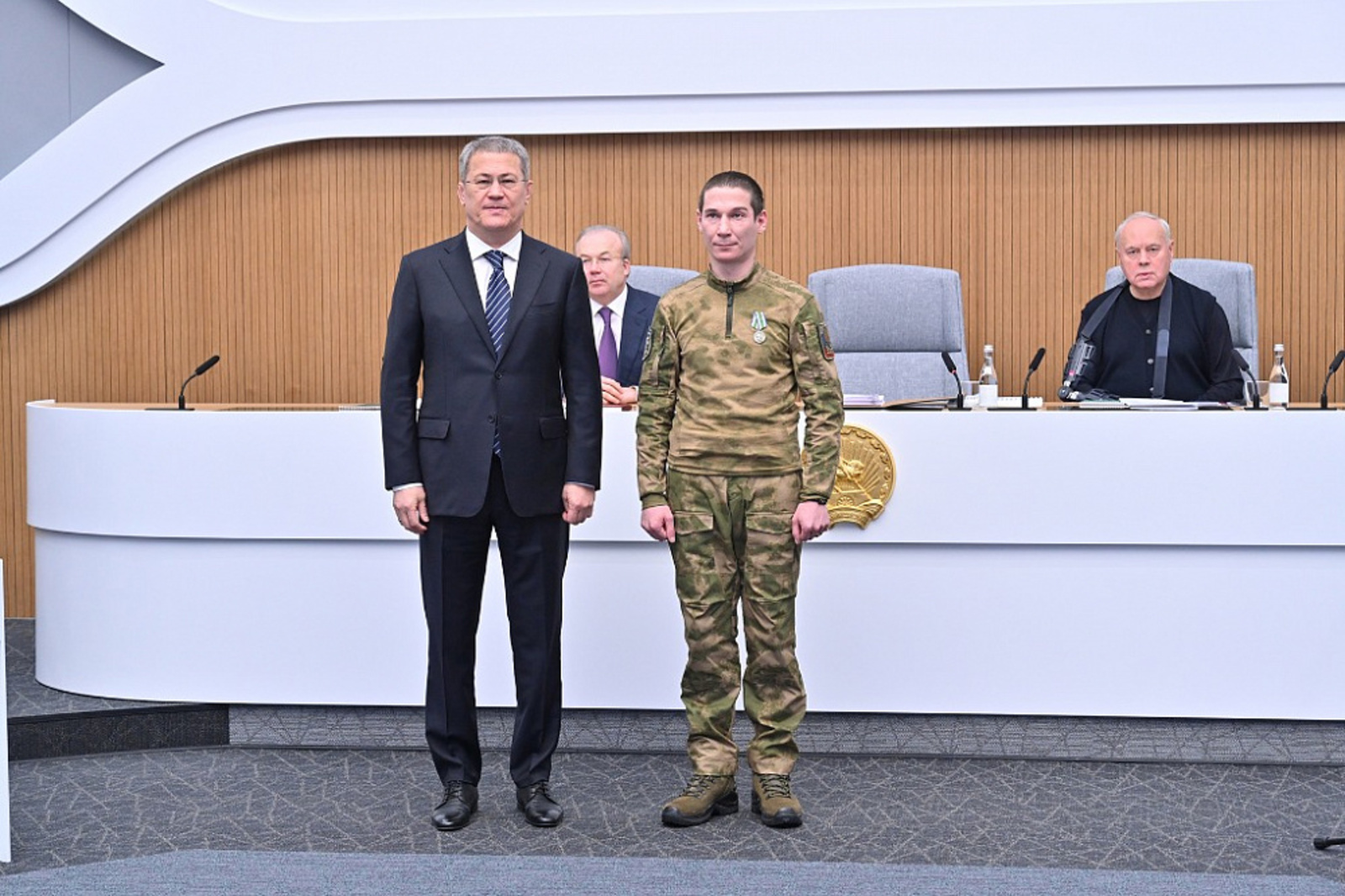 Хабиров вручил медали генерала Шаймуратова военнослужащим полка «Башкортостан»