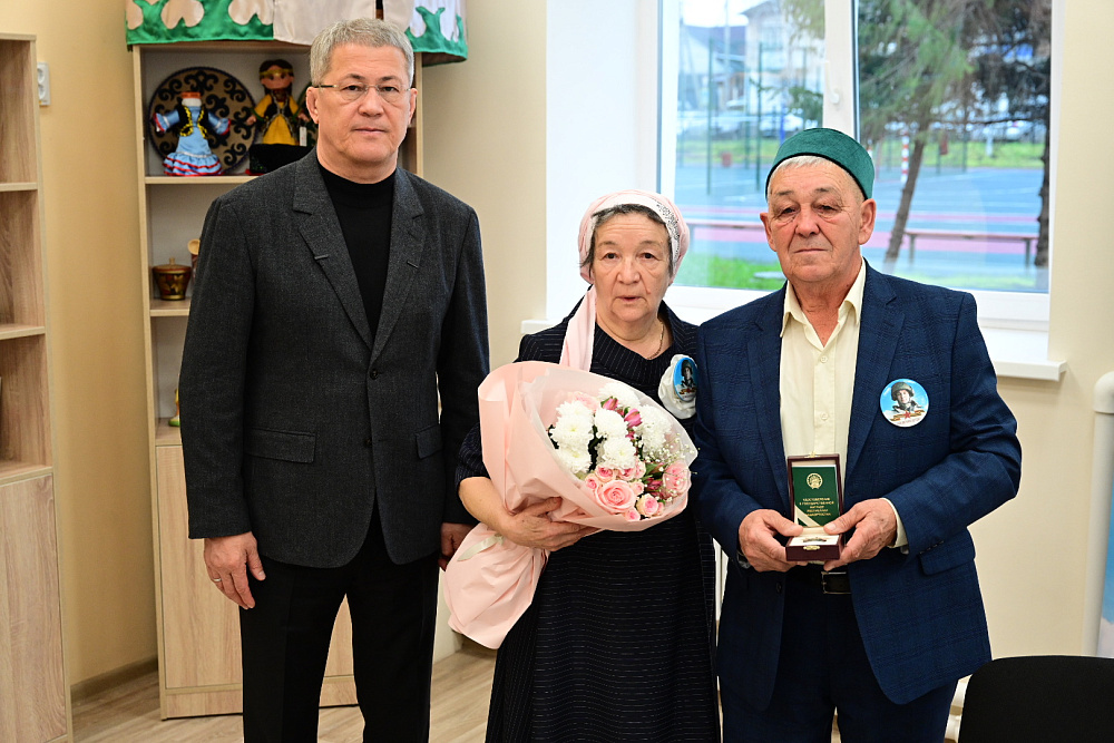 Глава Башкирии передал ордена Шаймуратова семьям погибших на СВО туймазинцев