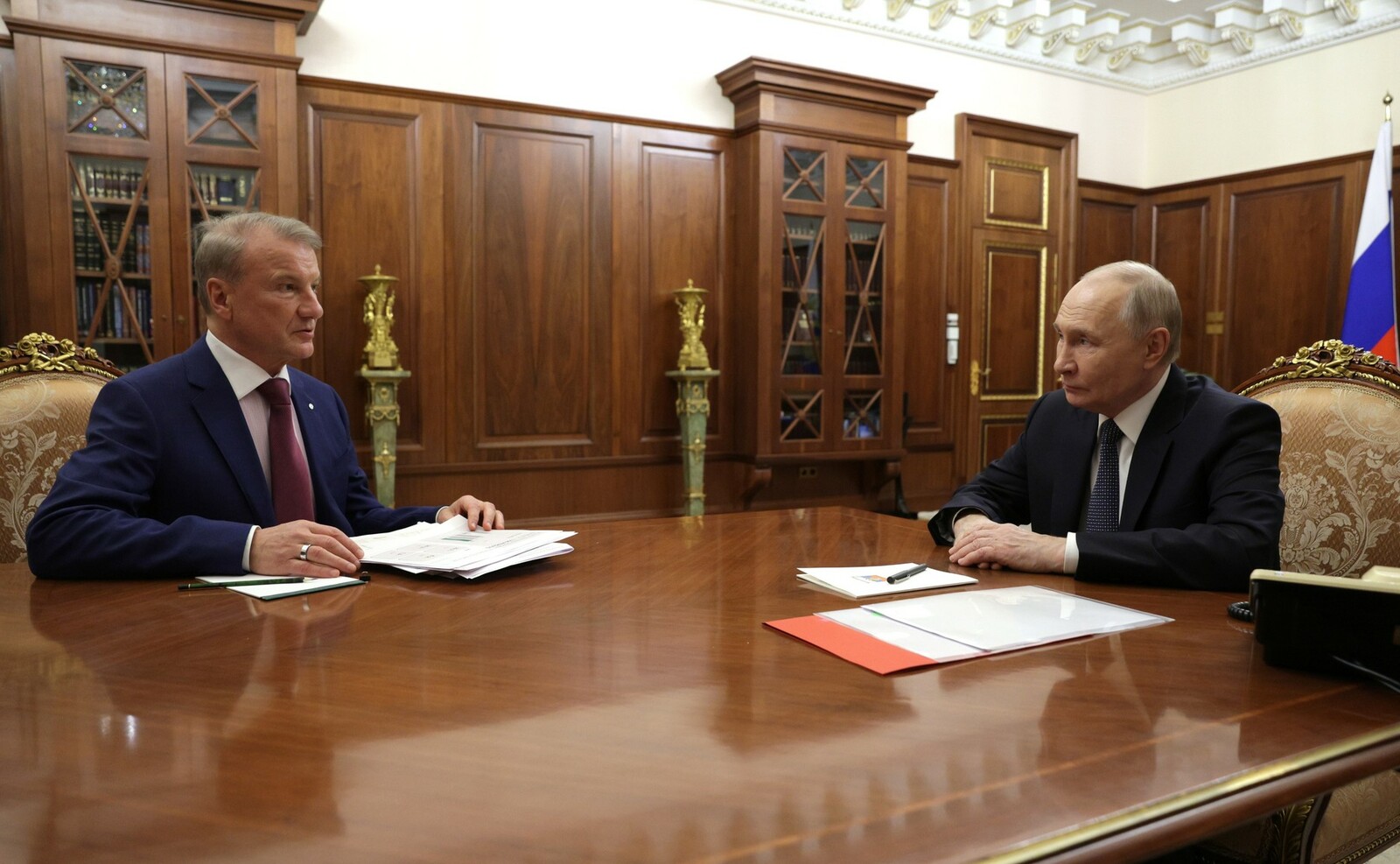 Путин встретился с председателем правления Сбербанка