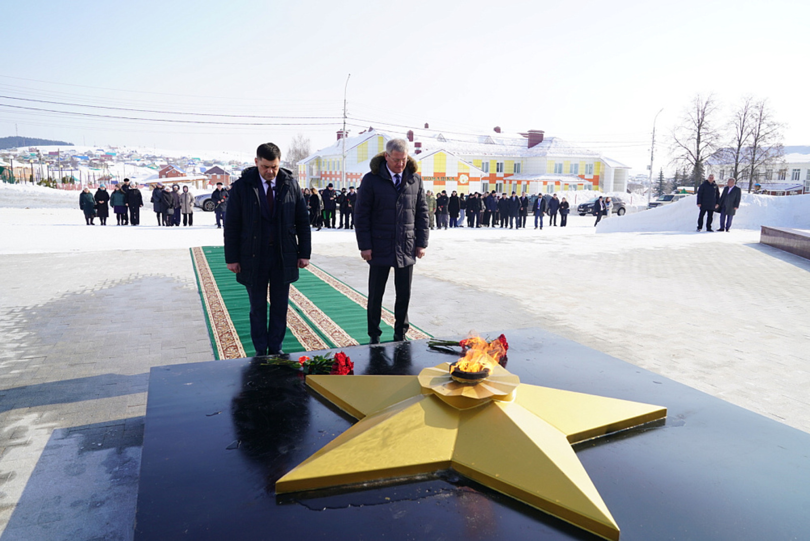 Хабиров возложил цветы к мемориалу «Защитникам Отечества» в селе Верхние Татышлы