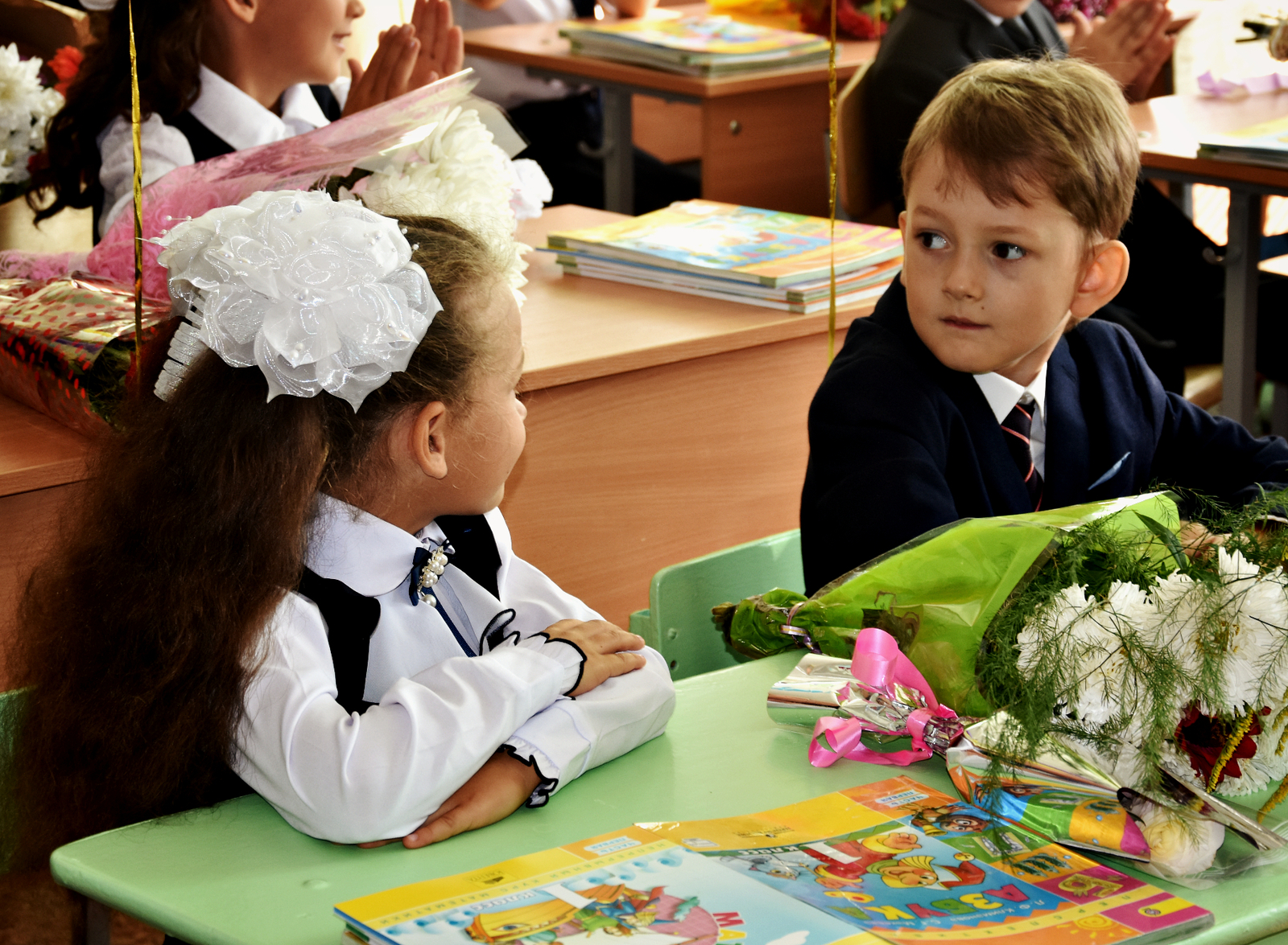 Путин распорядился начать августовские выплаты на школьников досрочно