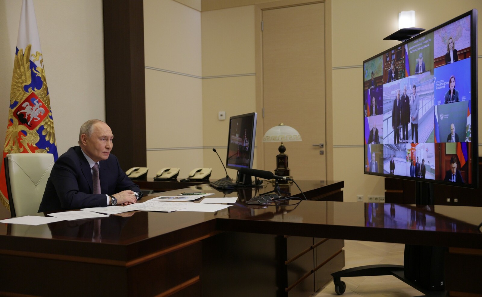 Президент провёл совещание с членами Правительства