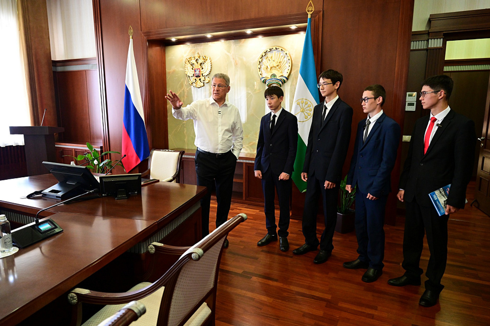 В рабочем кабинете Главы Башкирии побывали школьники