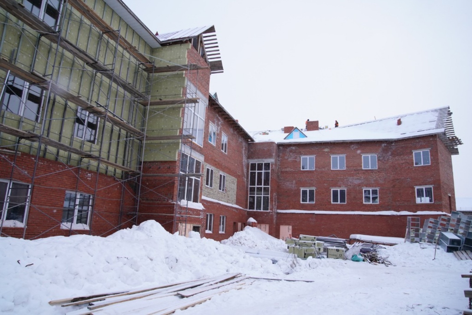 Хабиров посетил стройплощадку хирургического корпуса Учалинской центральной городской больницы
