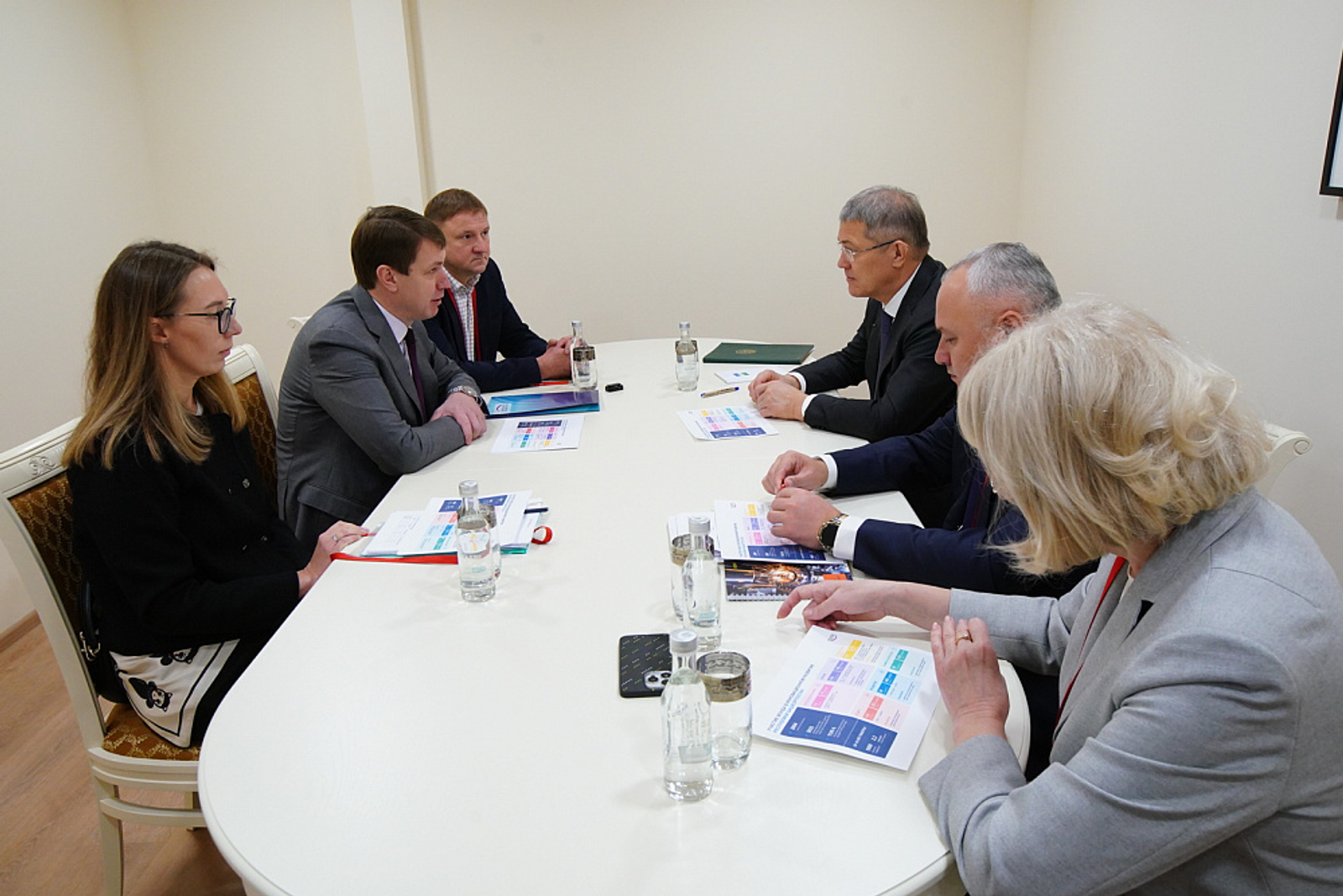 Радий Хабиров встретился на Форуме с гендиректором Фонда содействия инновациям