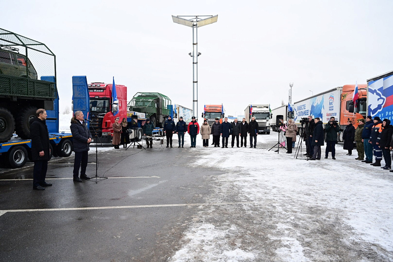 Денис Мантуров и Радий Хабиров приняли участие в отправке колонны с гумпомощью
