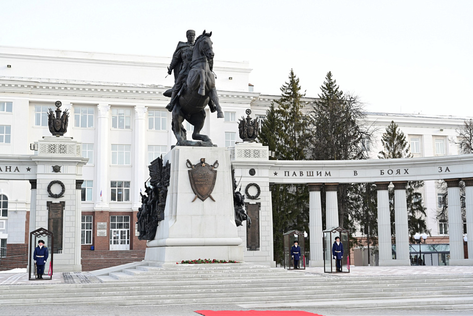 Радий Хабиров и Алексей Текслер возложили цветы к памятнику Шаймуратова