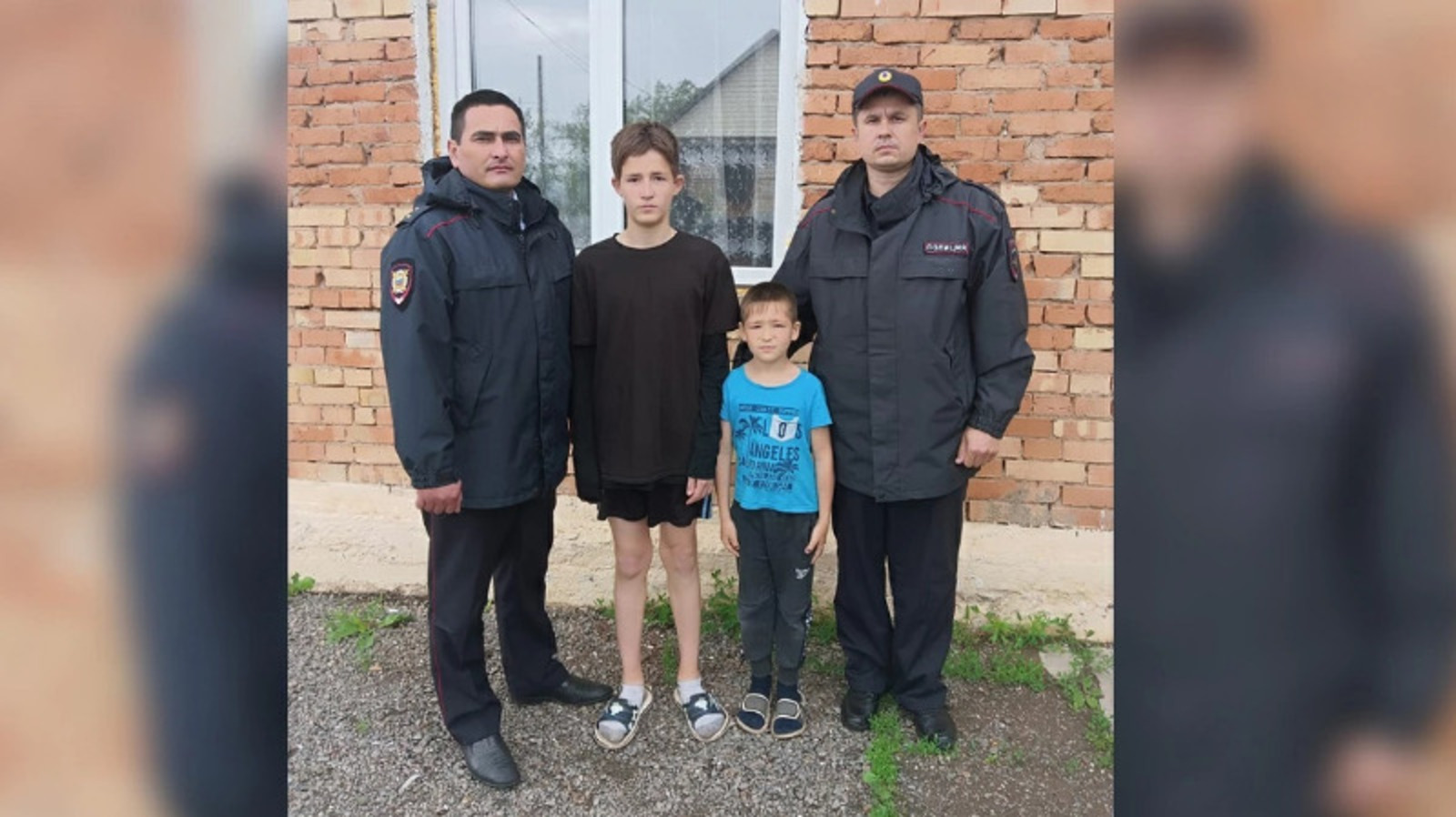 В Давлеканово сотрудники полиции спасли детей из горящего дома