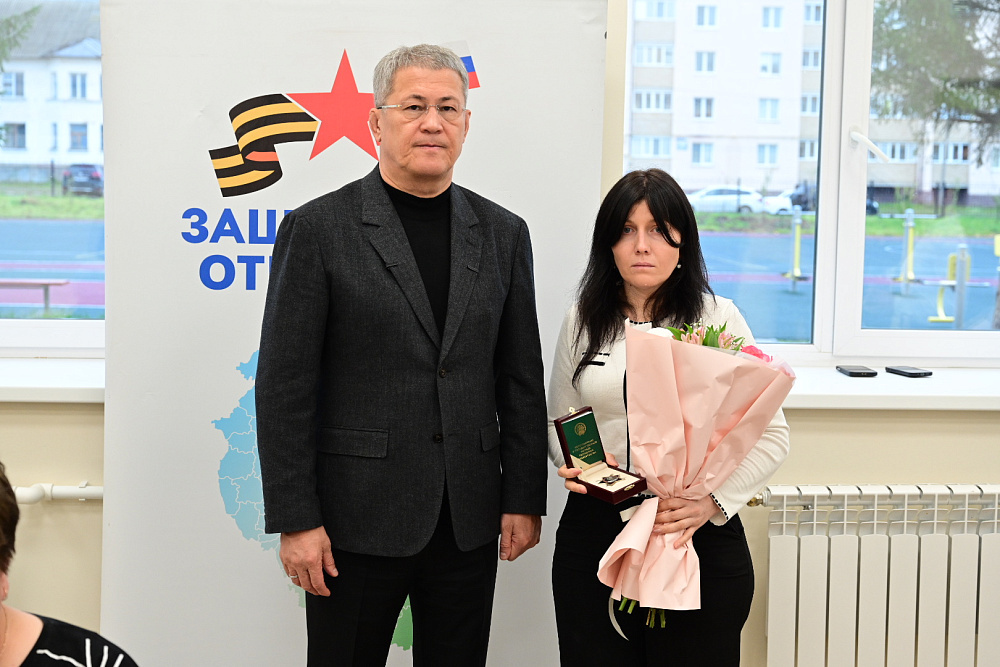 Глава Башкирии передал ордена Шаймуратова семьям погибших на СВО туймазинцев