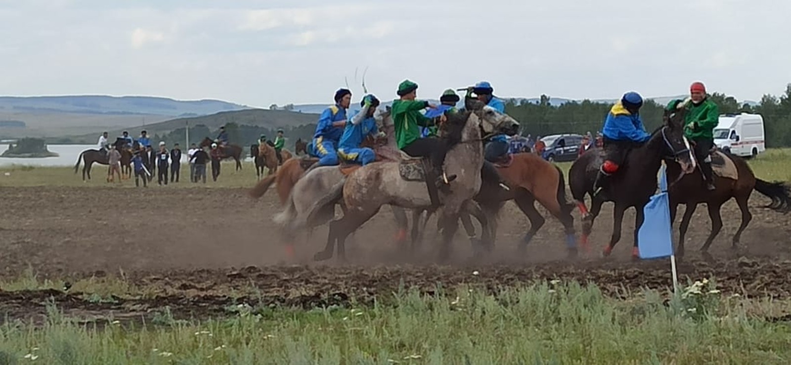 На фестивале башкирской лошади проходят финальная игра "Ылак" и скачки