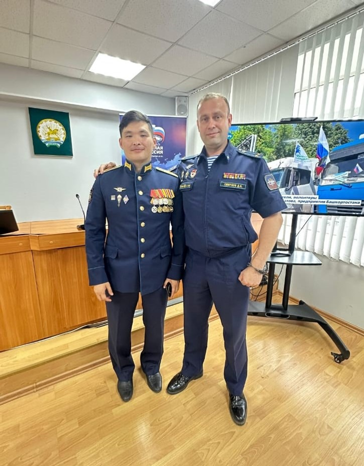 Эрик Фатиев на фото слева.