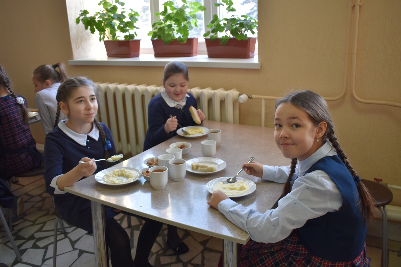 В Башкирии начала работу горячая линия по вопросам школьного питания