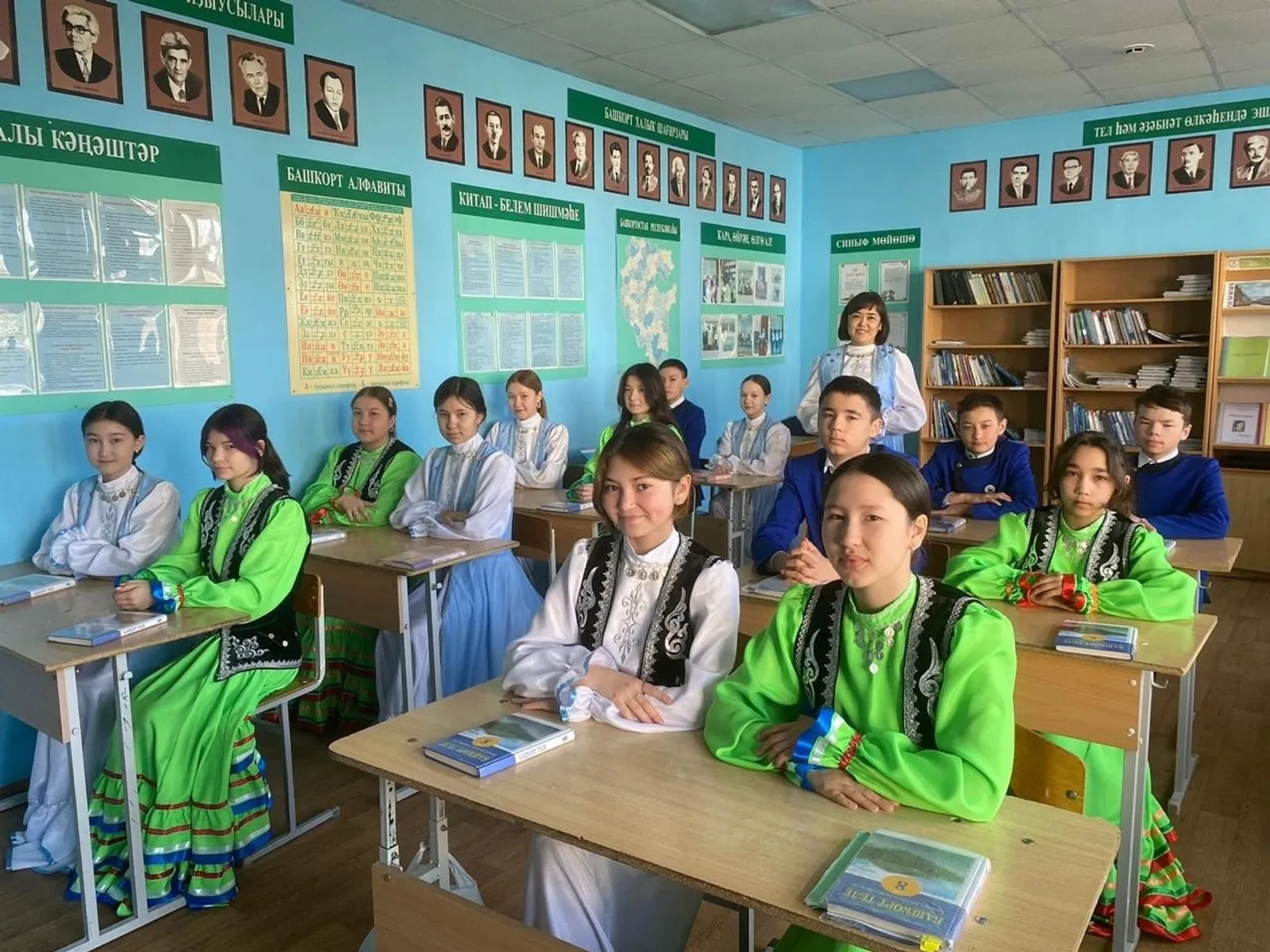 Давлекановские школьники пришли на урок в национальном костюме