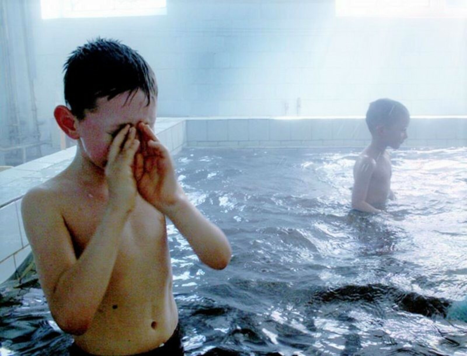 Можно ли с соплями в бассейн. Мальчики в бассейне. Мальчик купается в бассейне. Мальчики в воде. Пацаны в бассейне.