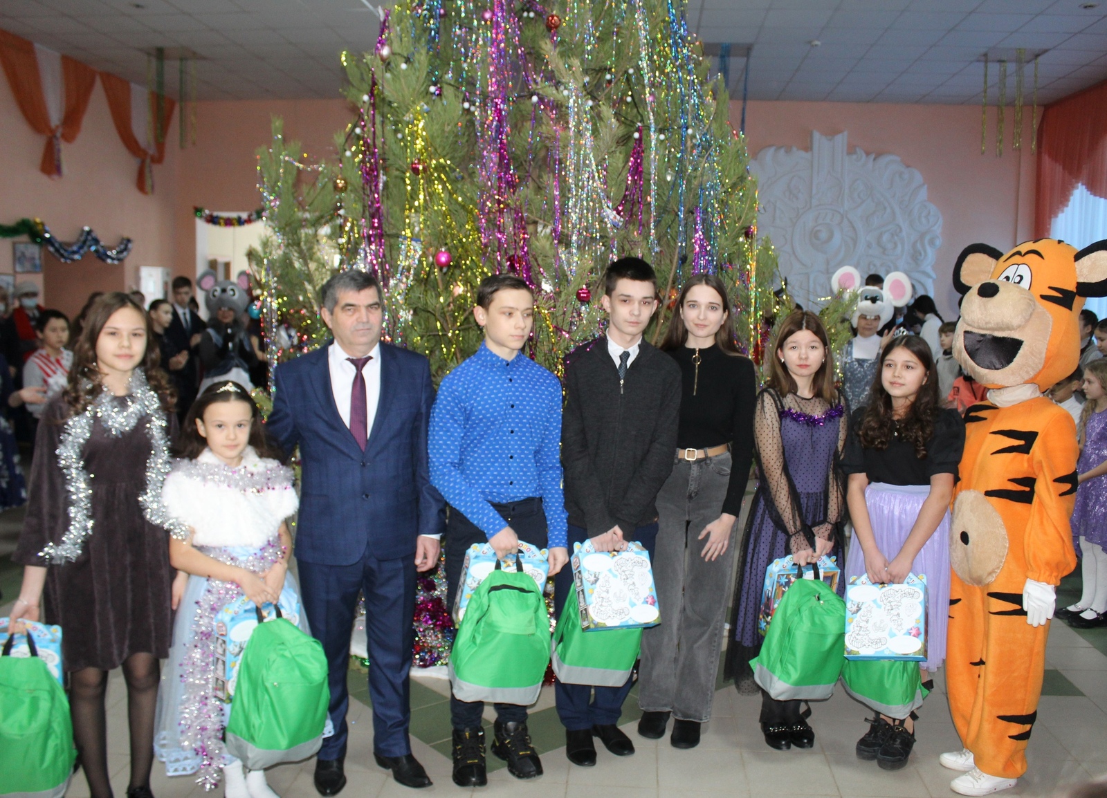 Восемь давлекановских школьников получили подарки Главы республики