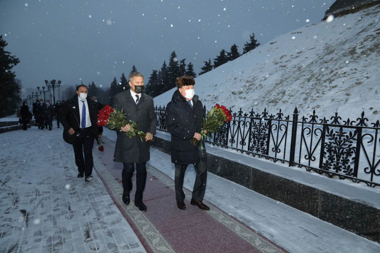 Радий Хабиров и Аскар Мамин возложили цветы к памятнику Салавату Юлаеву