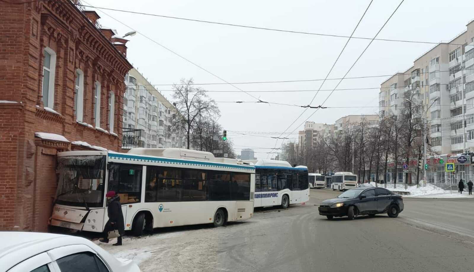 В Уфе автобус НефАЗ въехал в здание в результате ДТП