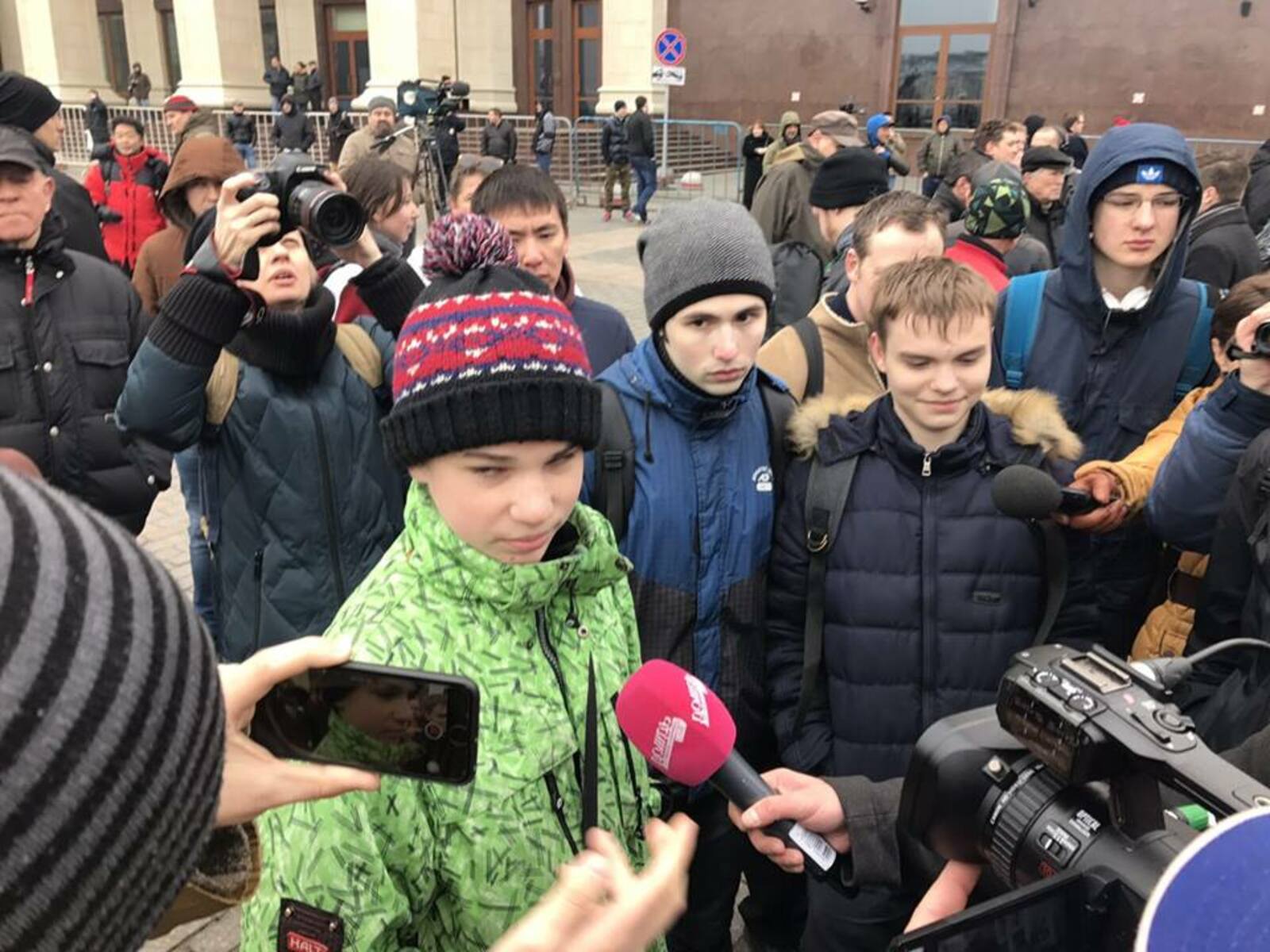 Дети на митинге навального. Школьники на митинге. Школьники на митинге Навального. Школьники протестуют.