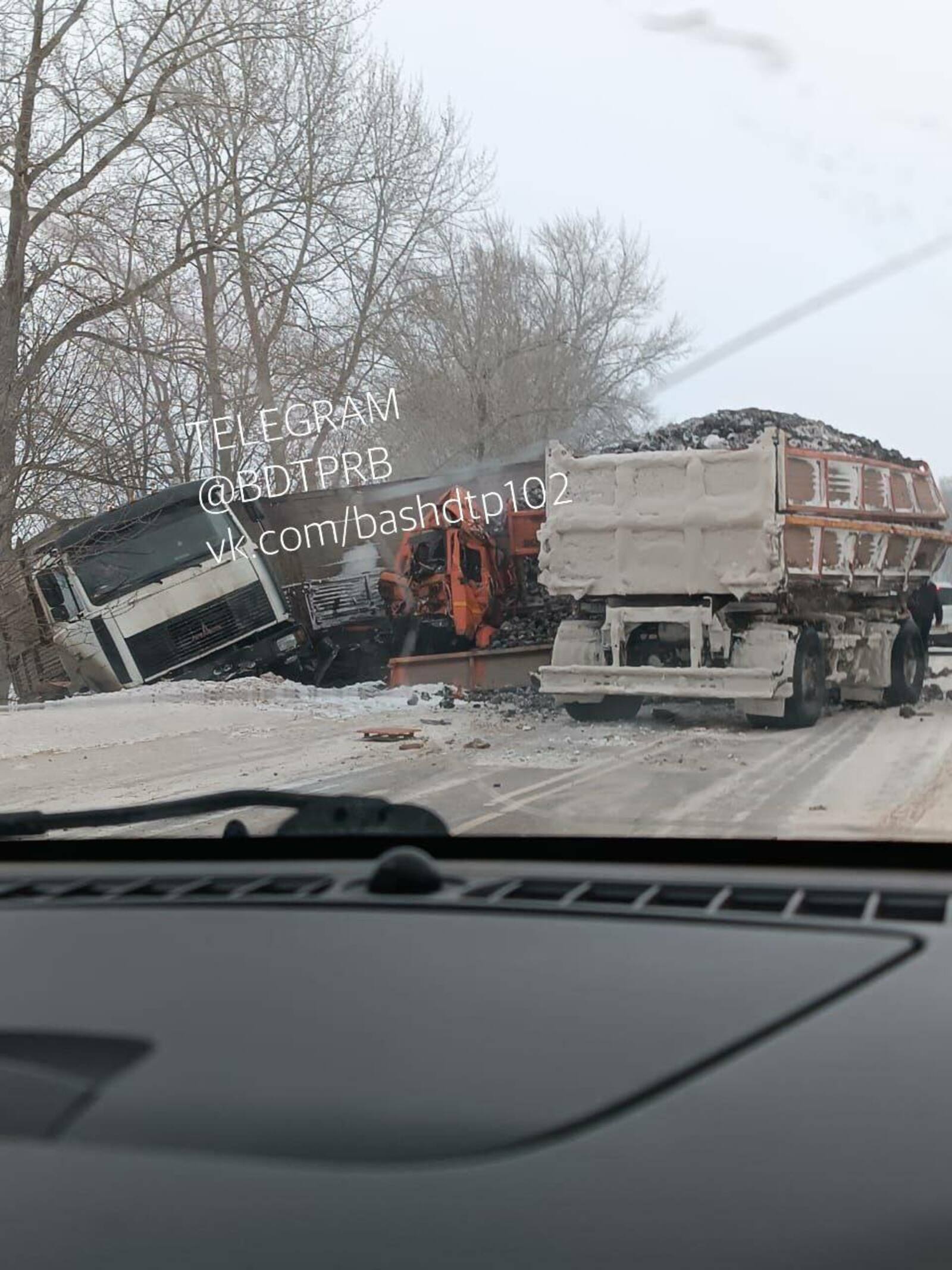 На территории Давлекановского района - авария с участием грузовых автомобилей