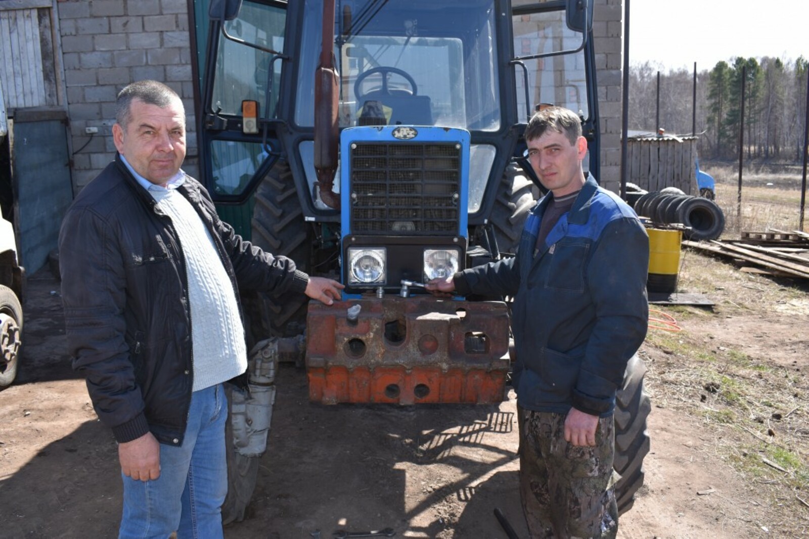 Инженер Сергей Кравченко (на снимке слева)  и водитель Сергей Кудряшов.