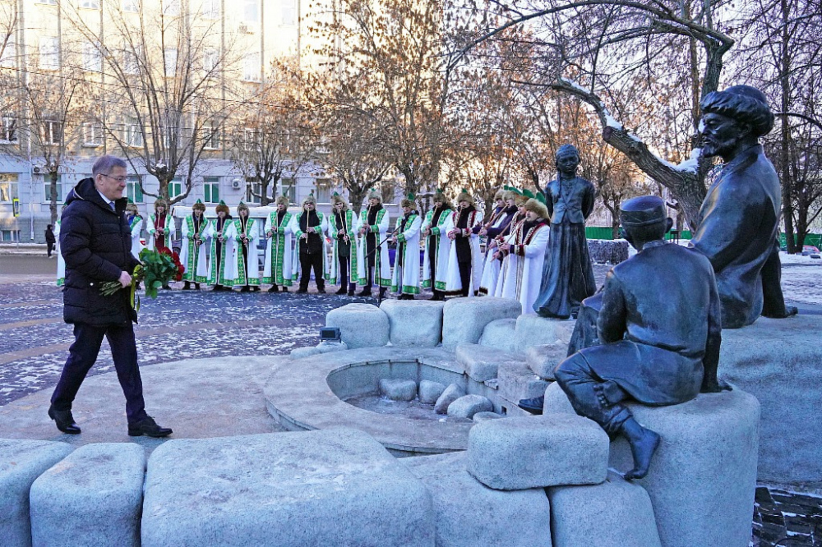 Глава Башкирии возложил цветы к памятнику Мифтахетдину Акмулле и вручил студентам специальные стипендии