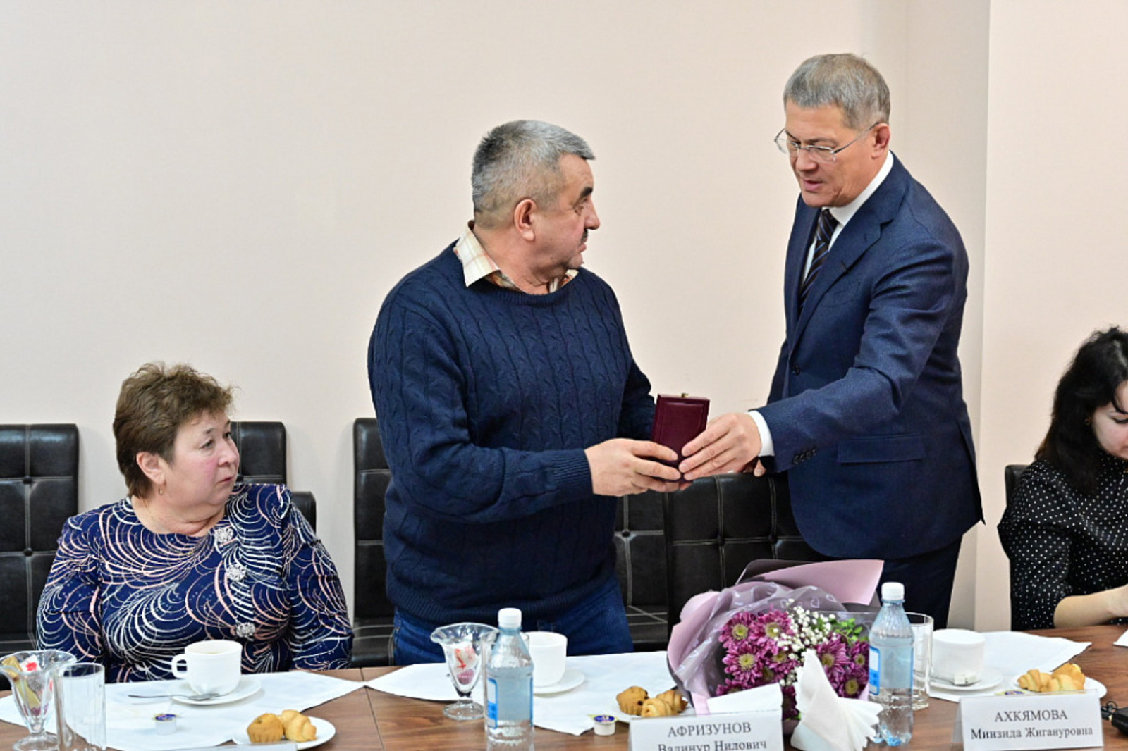 Радий Хабиров передал ордена Шаймуратова семьям погибших участников СВО из Мечетлинского района
