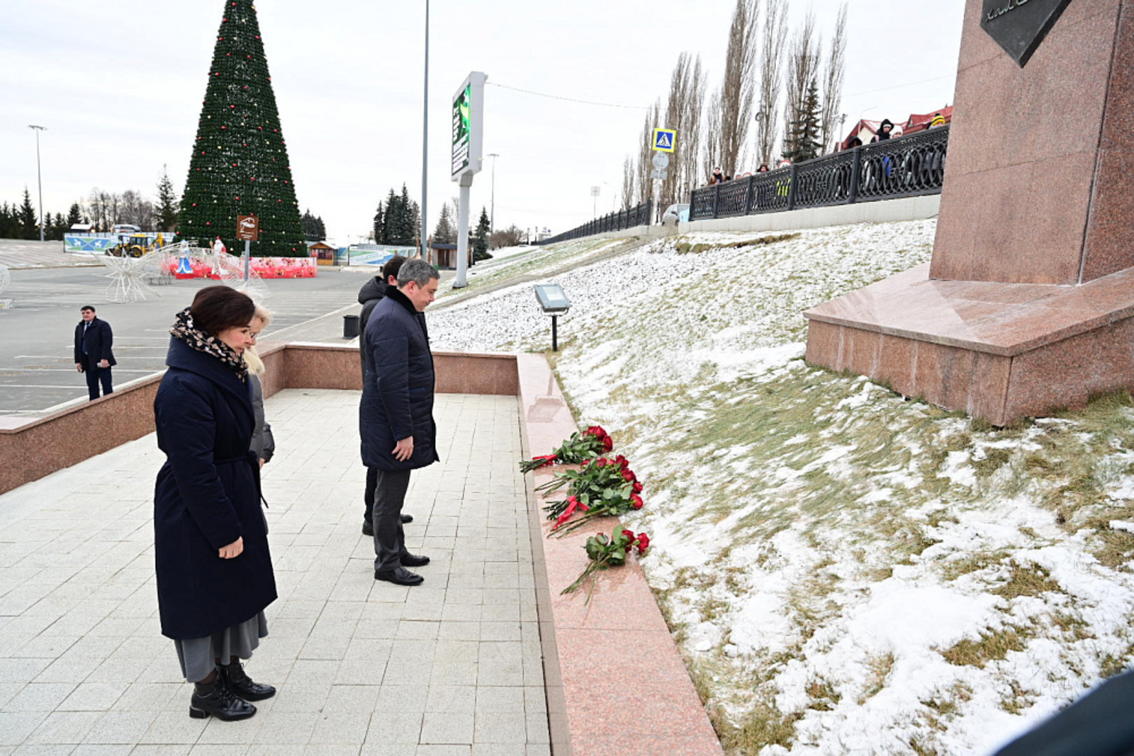 Участники Всемирного курултая башкир возложили цветы к памятнику Шайхзады Бабича