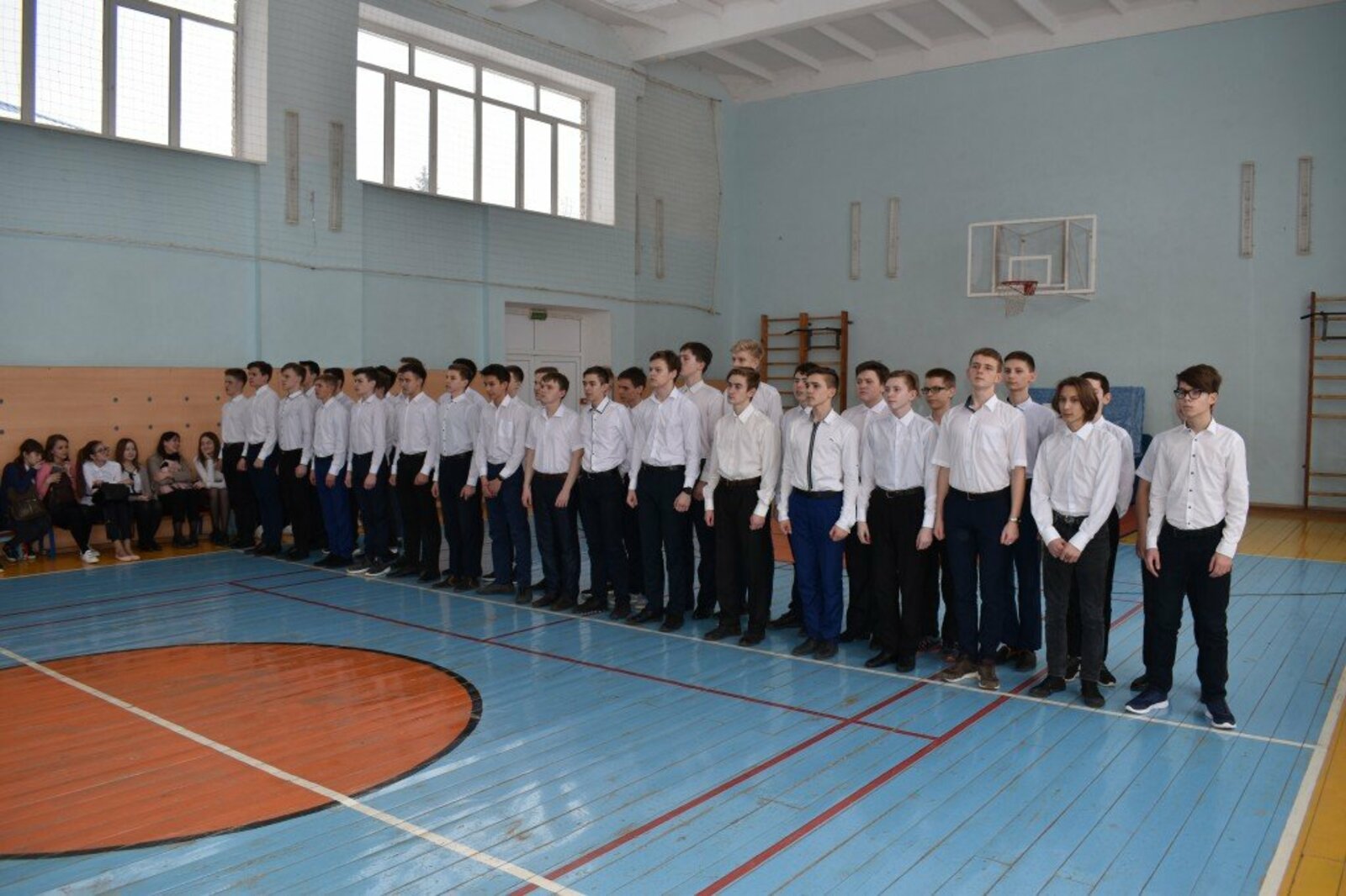 Участники военно-спортивного конкурса «А ну-ка,  парни!»  гимназии № 5.