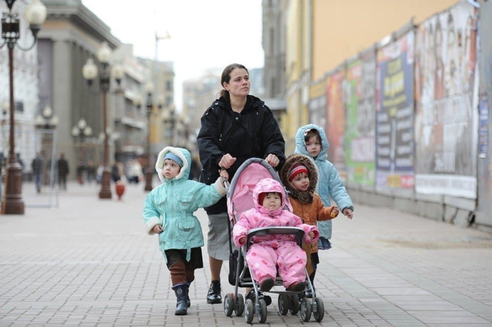 Многодетная мама выплаты. Семья с детьми на прогулке. Дети на прогулке. Многодетная семья. Многодетная семья на прогулке.