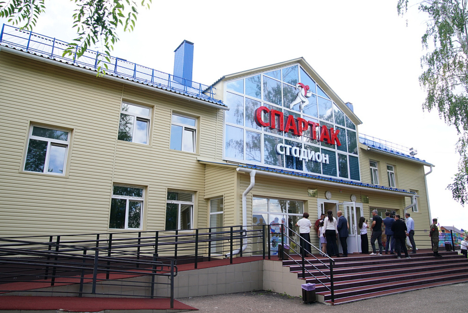 Радий Хабиров осмотрел обновлённый стадион «Спартак» в Мелеузе