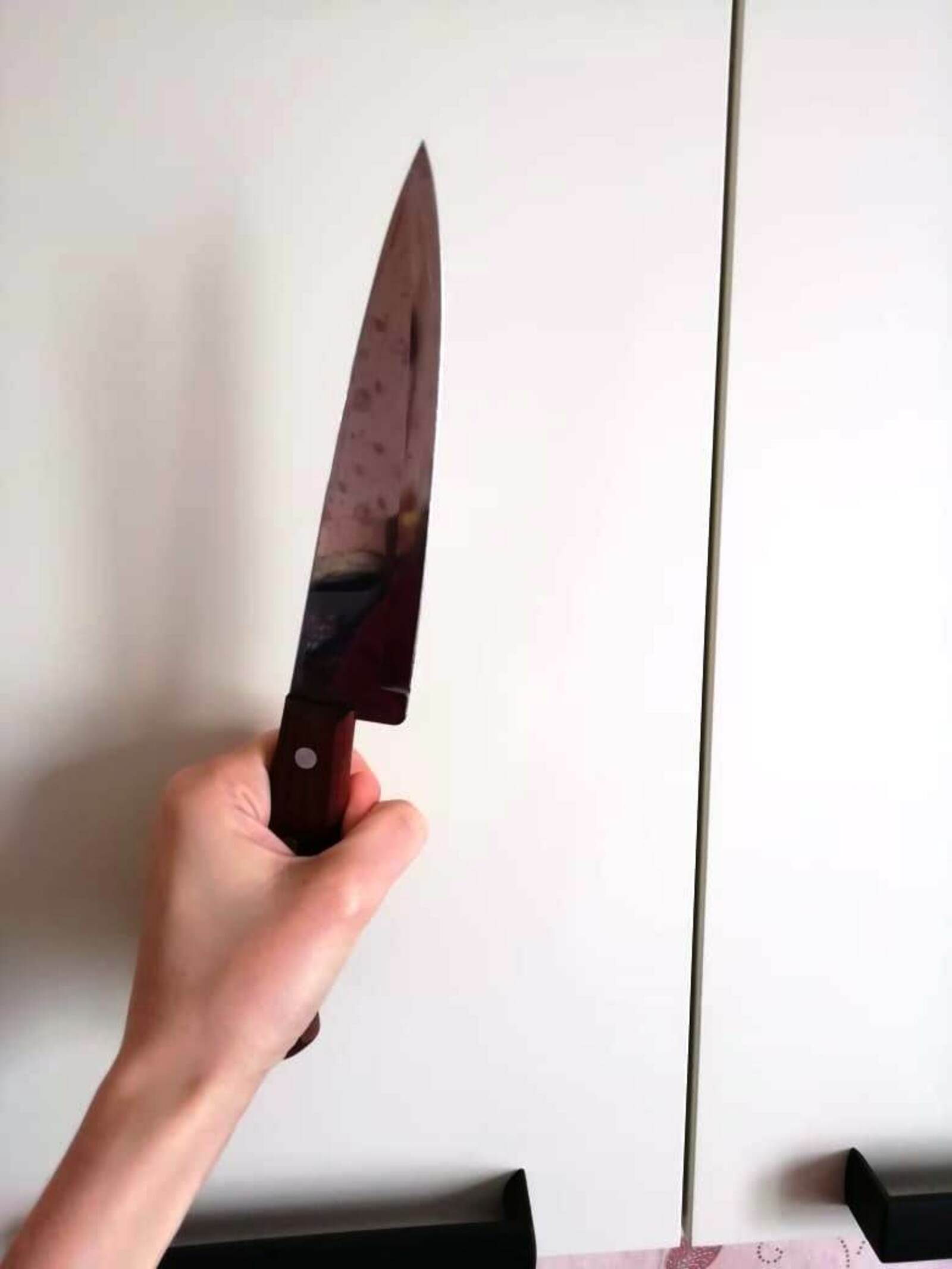 Женщина, поосорившись с родственниками, порезала их ножом