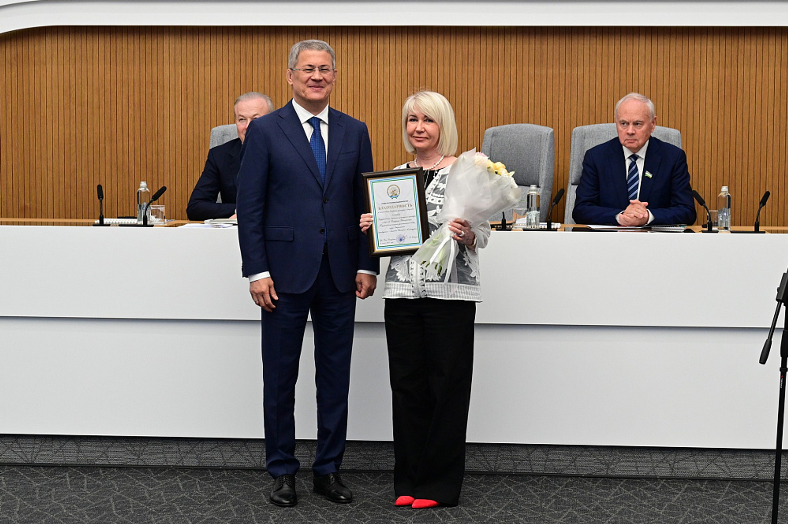 Хабиров вручил награды театральным деятелям Башкортостана