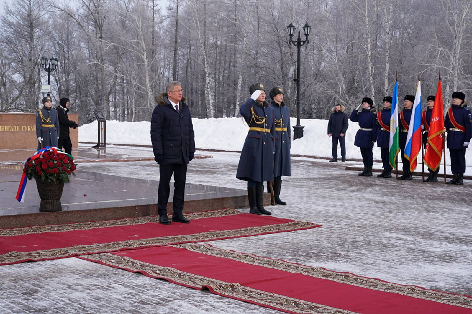Глава Башкирии возложил цветы к Вечному огню в уфимском парке Победы