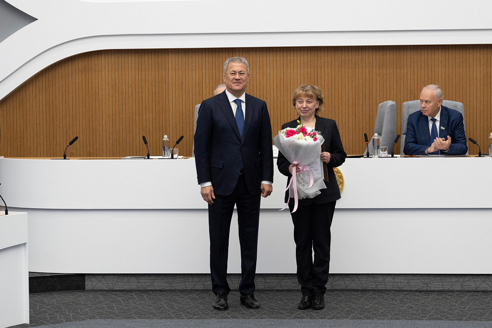 Глава Башкирии наградил победительницу Международной олимпиады Софию Салангину