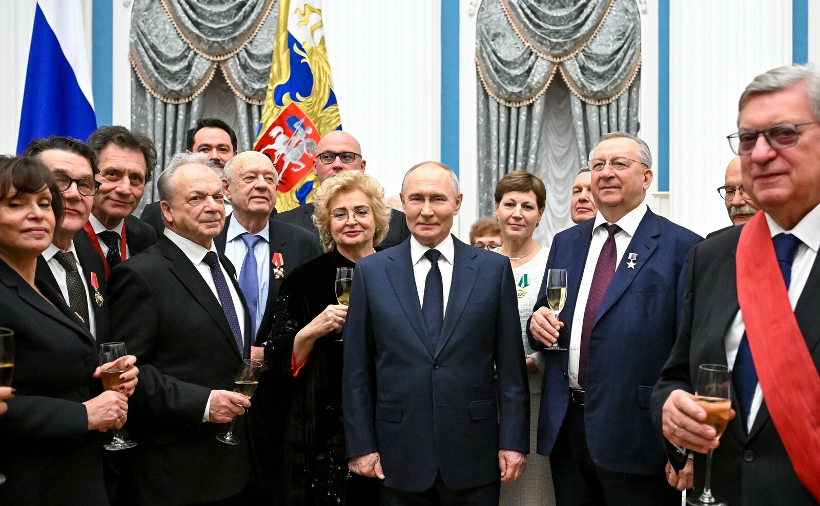 Путин вручил государственные награды