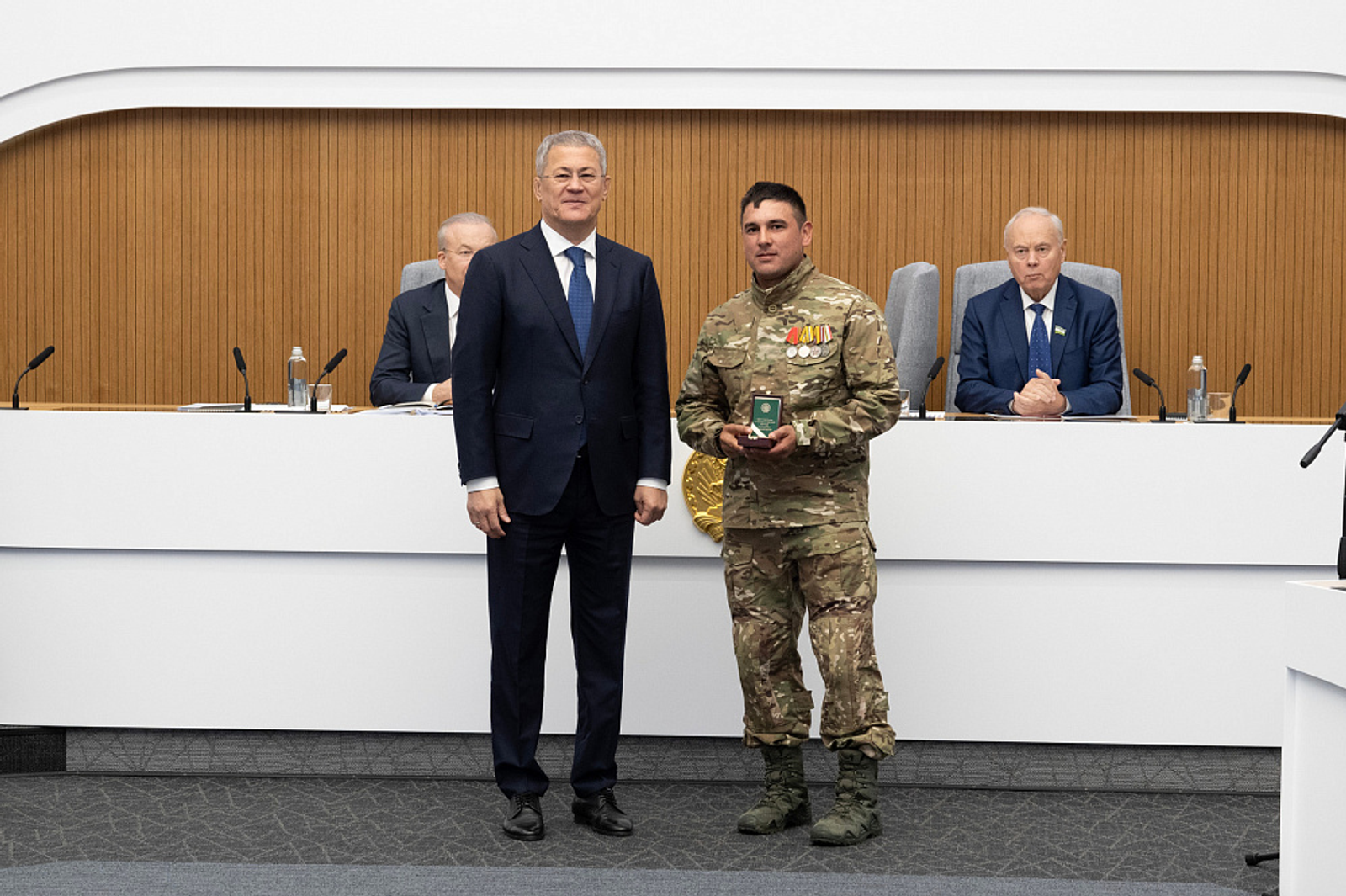 Радий Хабиров вручил бойцу орден генерала Шаймуратова