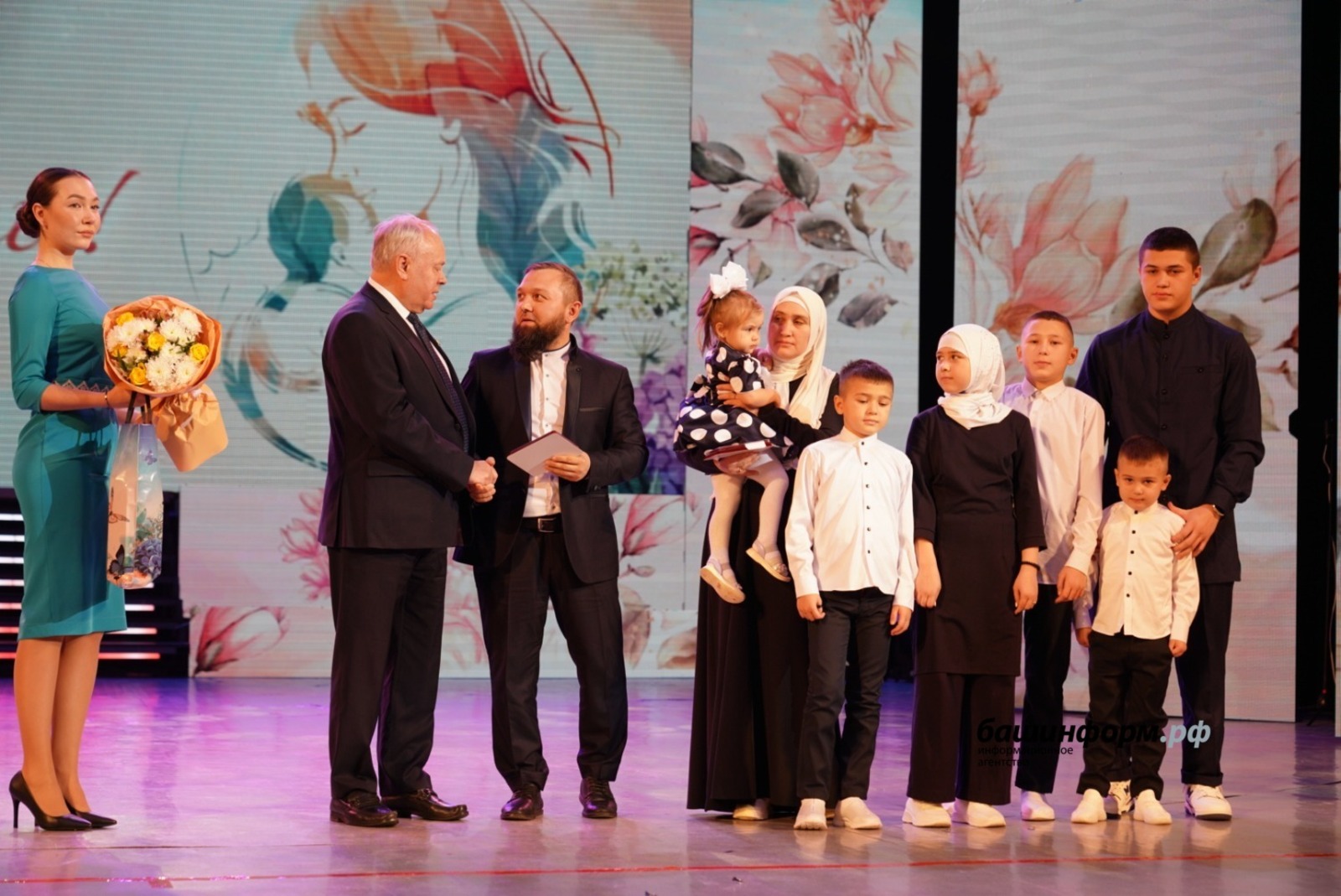 Накануне Дня матери 11 семей из Башкирии получили высокие награды