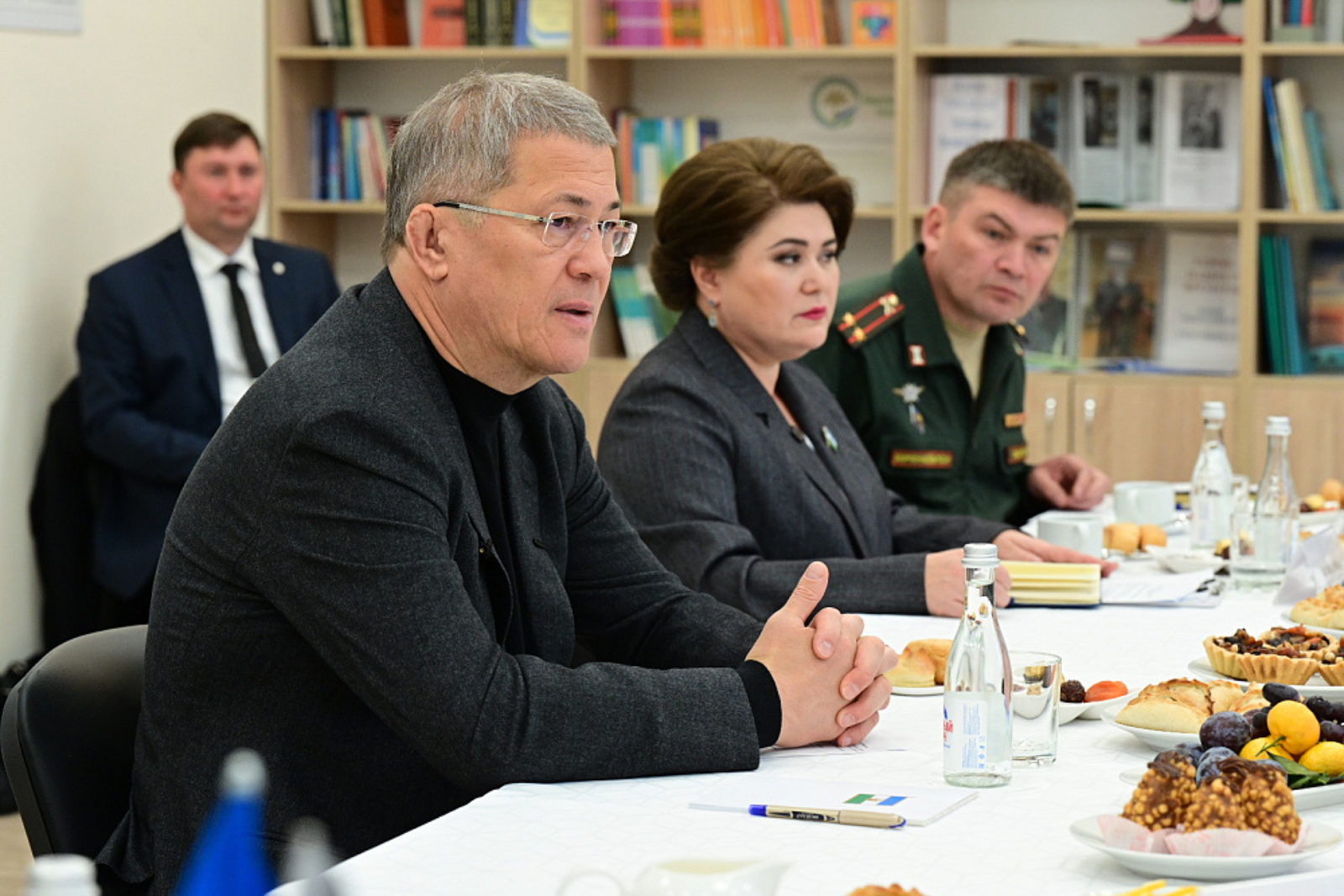 Глава Башкирии передал ордена Шаймуратова семьям погибших на СВО туймазинцев