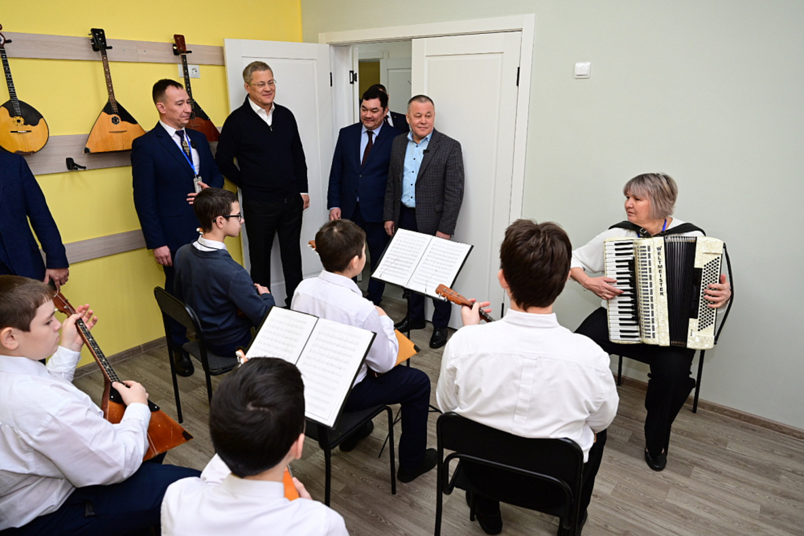 Радий Хабиров посетил обновлённую школу искусств в Янауле