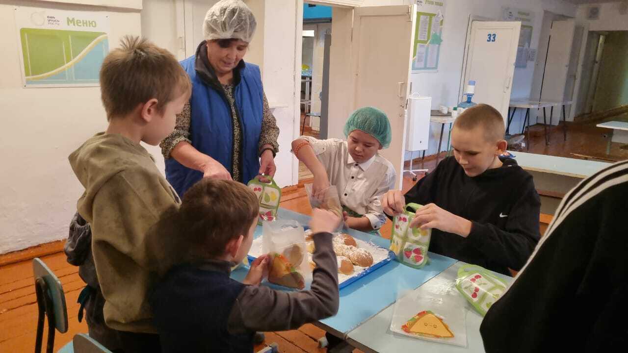 Школьники села Курятмасово участвовали в сборе гуманитарной помощи