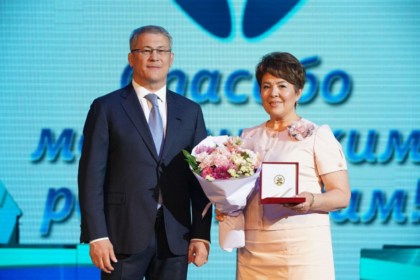 Радий Хабиров вручил государственные награды медикам