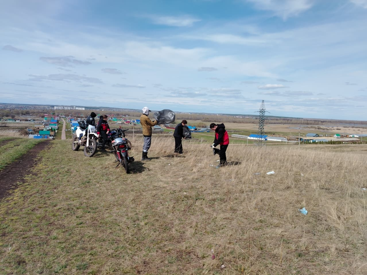 Молодёжь села Старокурманкеево вышла на субботник