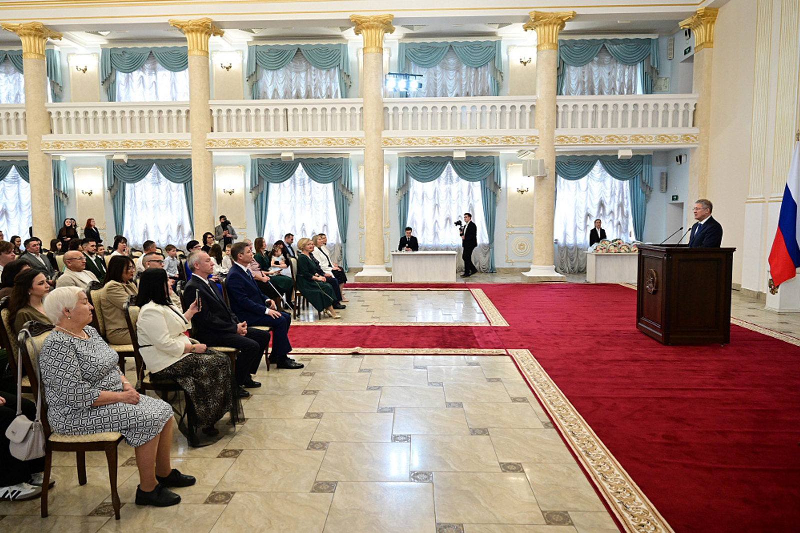 Радий Хабиров поздравил жителей республики с Днем матери