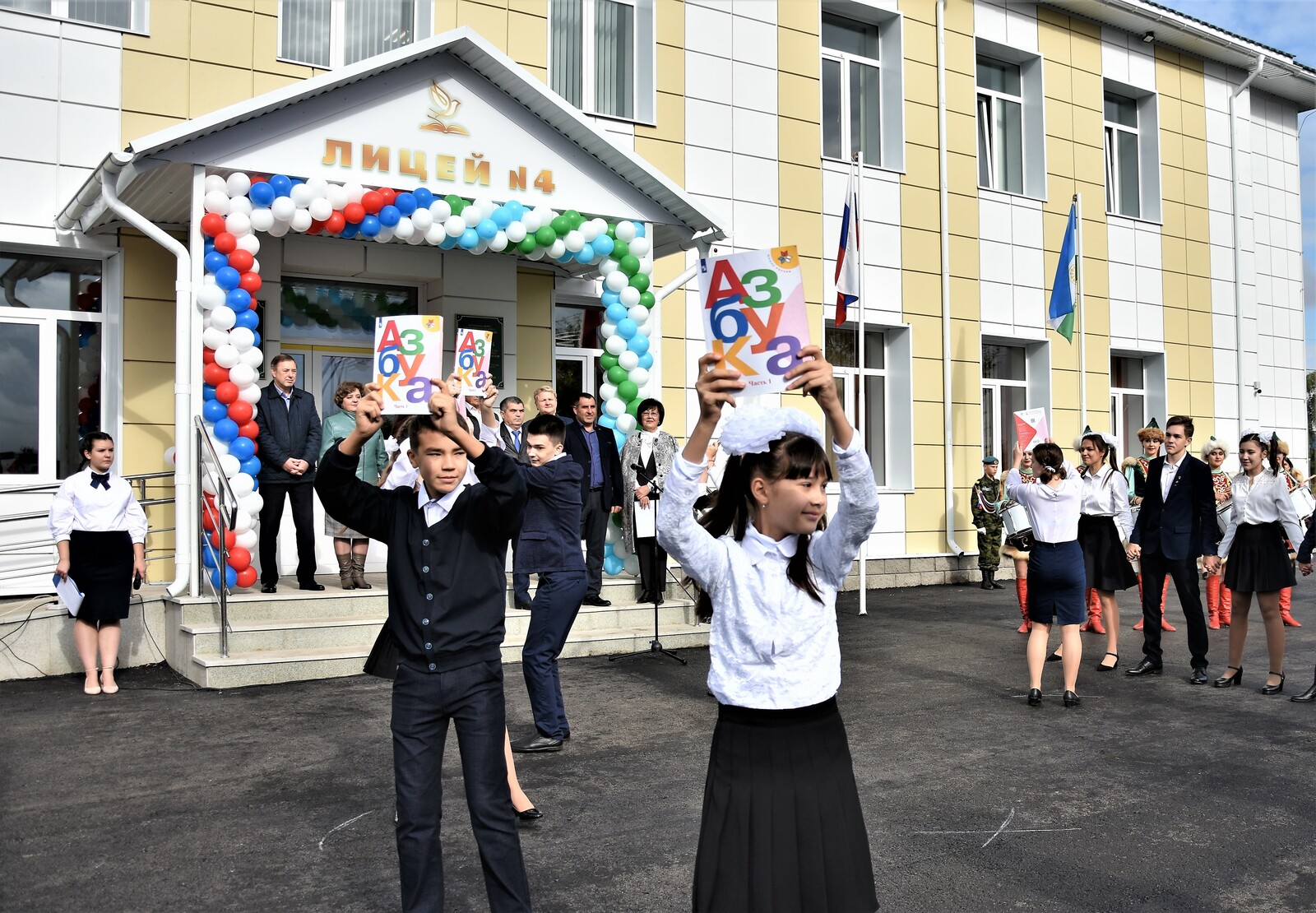 В Башкирии в Давлеканово торжественно открыли начальную школу лицея № 4