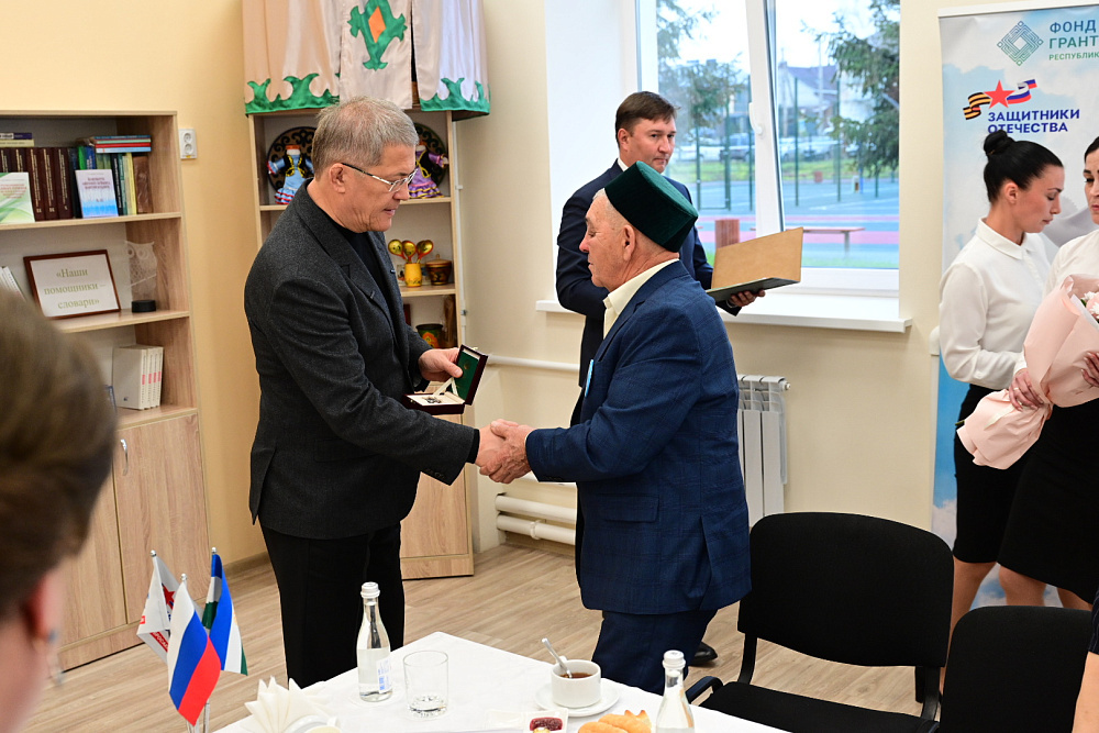 Глава Башкирии передал ордена Шаймуратова семьям погибших на СВО туймазинцев